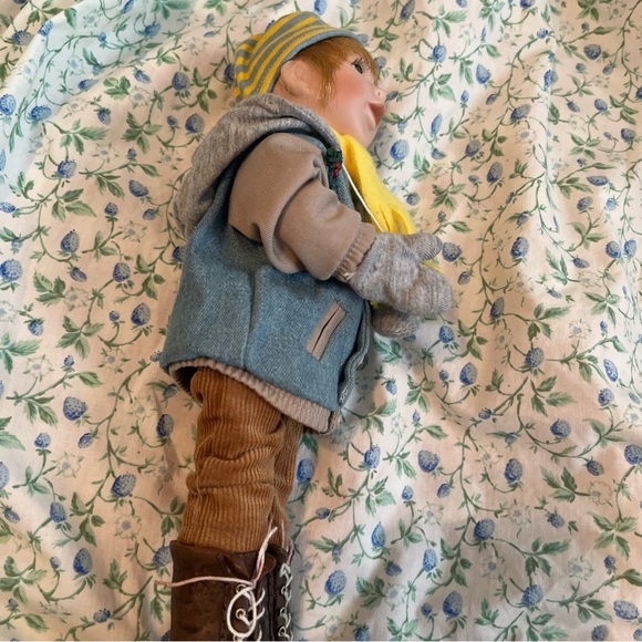 Boyd’s Home Town Bunch Caroler Brady - Picture 4 of 7